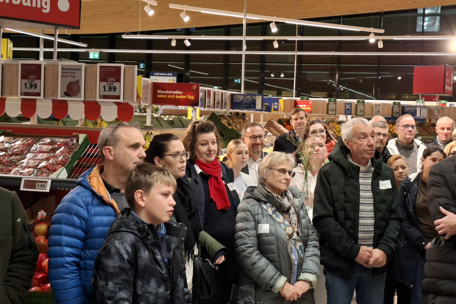 Menschen im Supermarkt