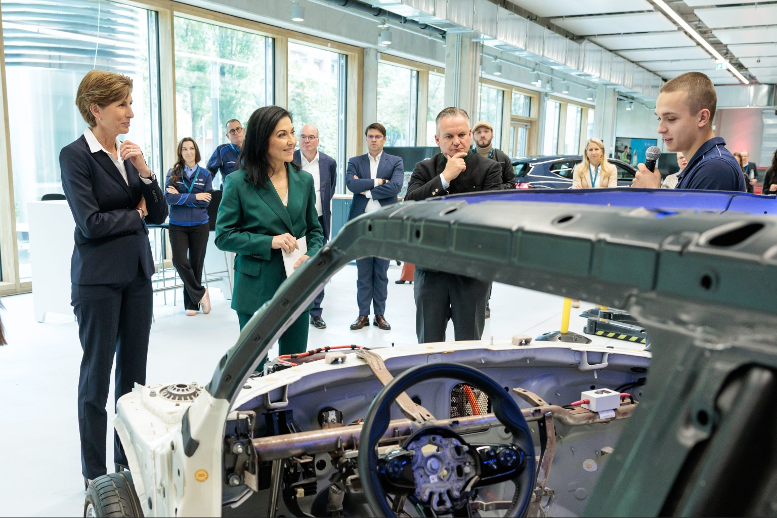 Tourgruppe vor Karosserie bei BMW