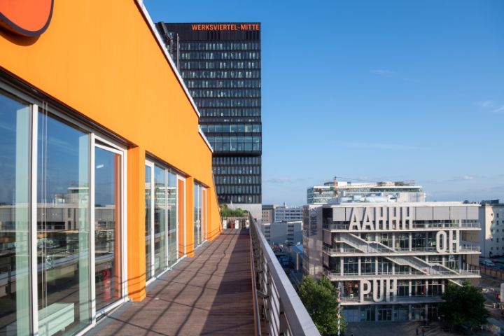 Blick im Münchner Werksviertel von Balkon des Werk 3 auf das Werk 12 mit den Großbuchstaben
