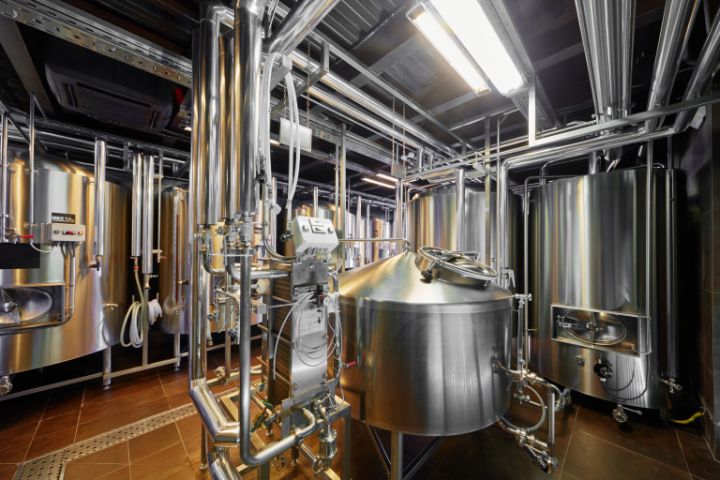 Tanks und Installationen einer Brauerei