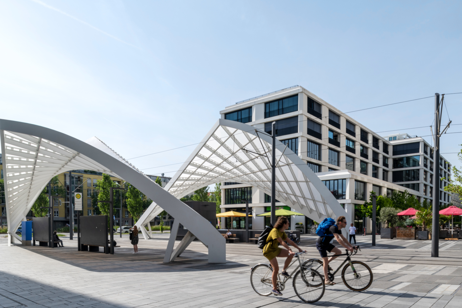 München Trambahnhaltestelle Schwabinger Tor, im Vordergrund zwei Radfahrer