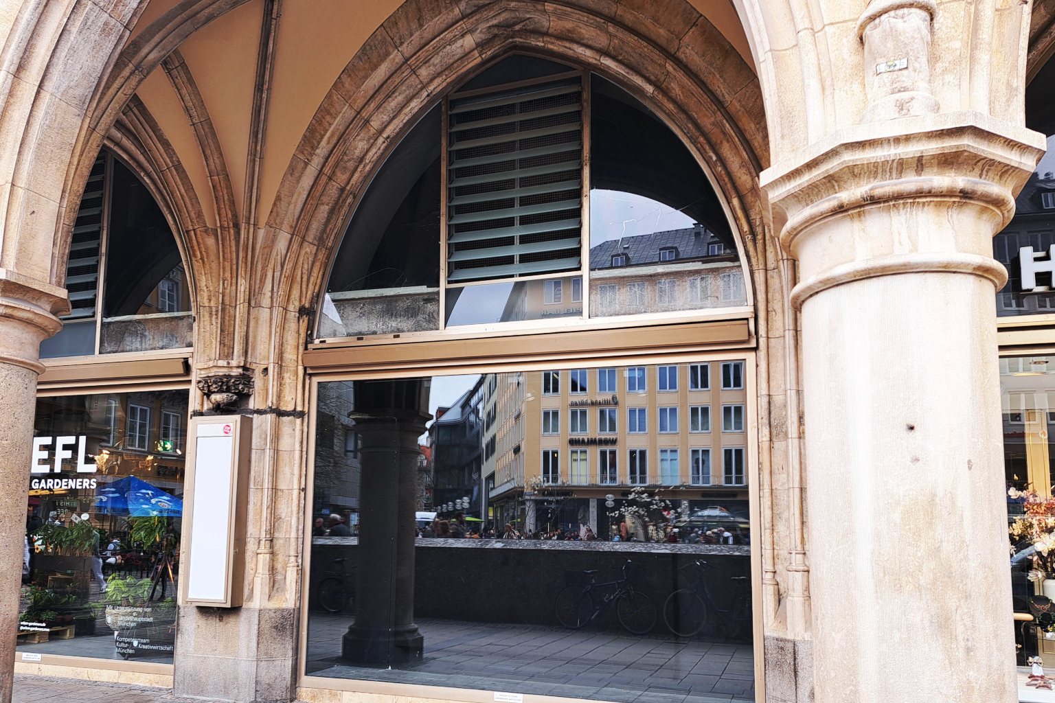 Arkaden vor dem neuen Rathaus mit Spiegelung im Fenster