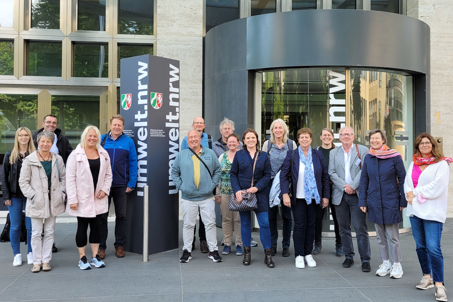 Vertreter*innen von ÖKOPRROFIT-Kommunen beim bundesweiten Treffen im Juni 2022 vor dem NRW Umweltministerium in Düsseldorf