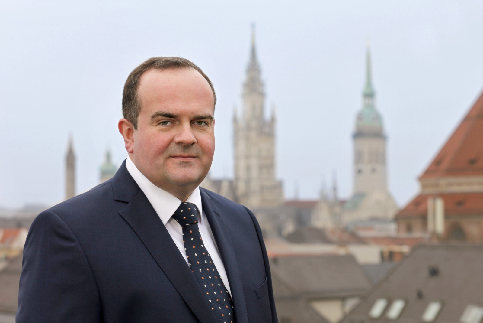 Wirtschaftsreferent Clemens Baumgärtner über den Dächern der Stadt